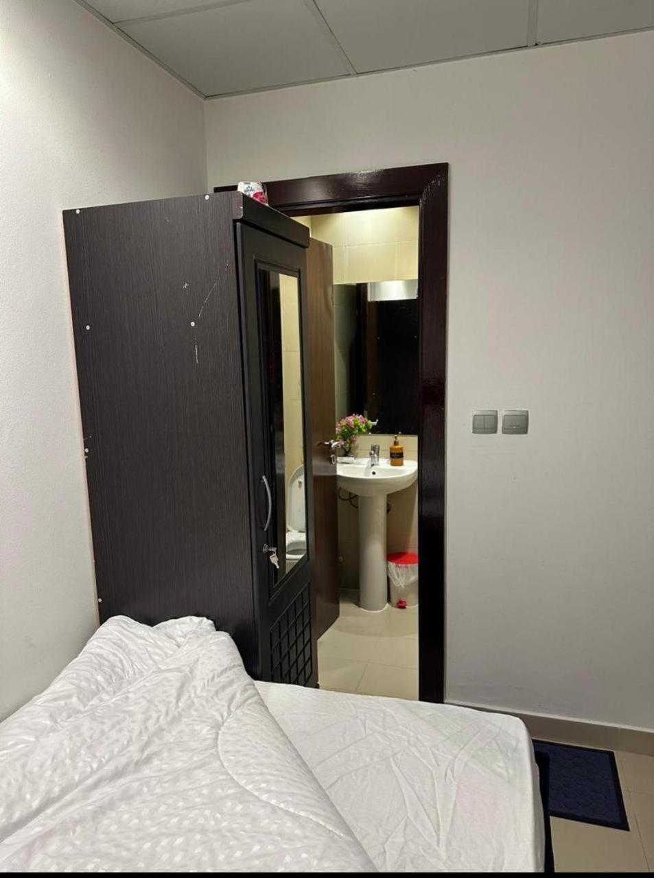 Four Stars Hostel Дубай Экстерьер фото