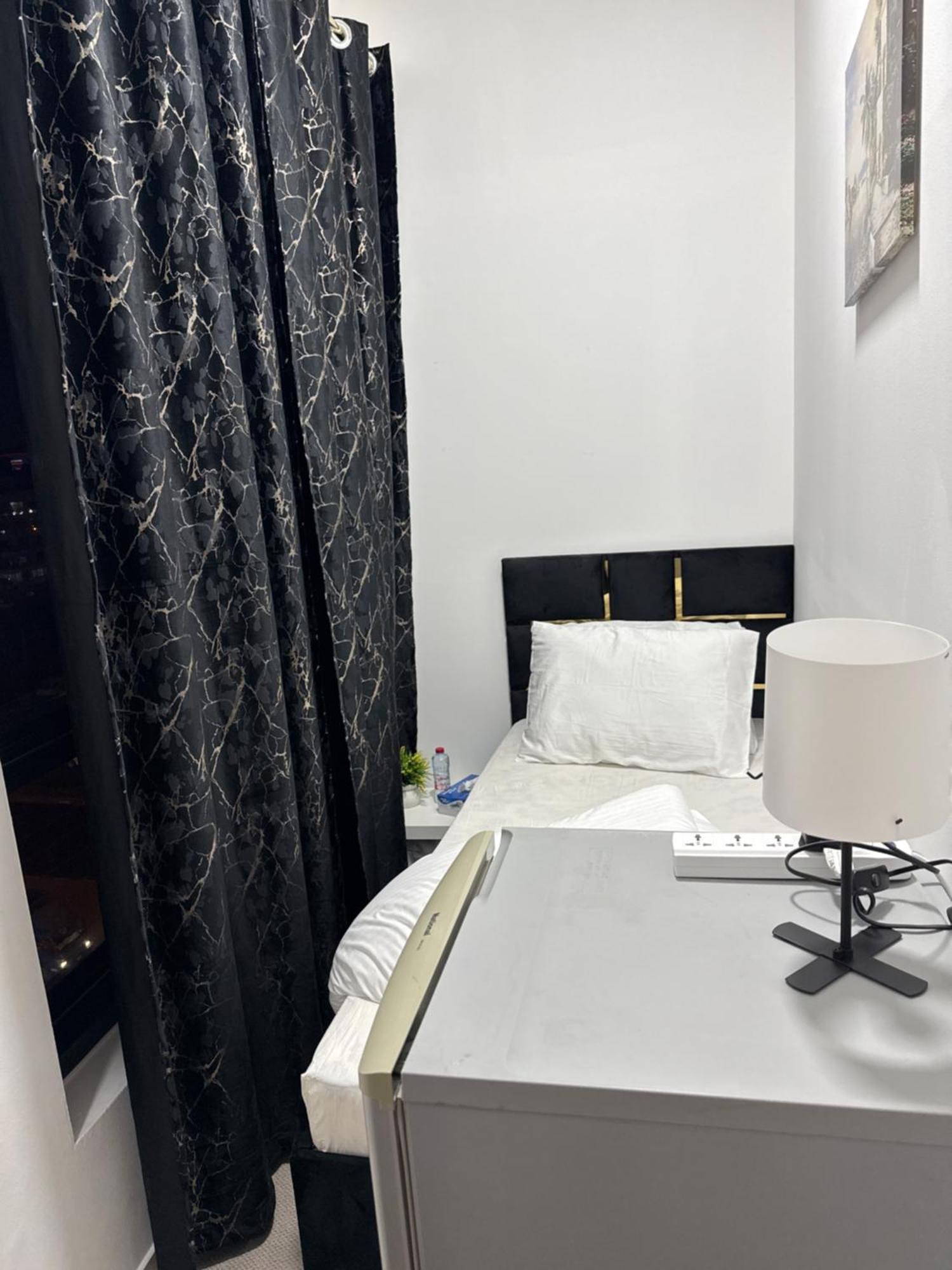 Four Stars Hostel Дубай Экстерьер фото