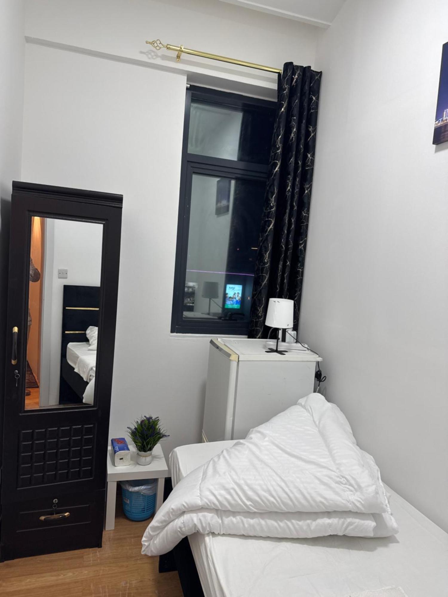 Four Stars Hostel Дубай Экстерьер фото